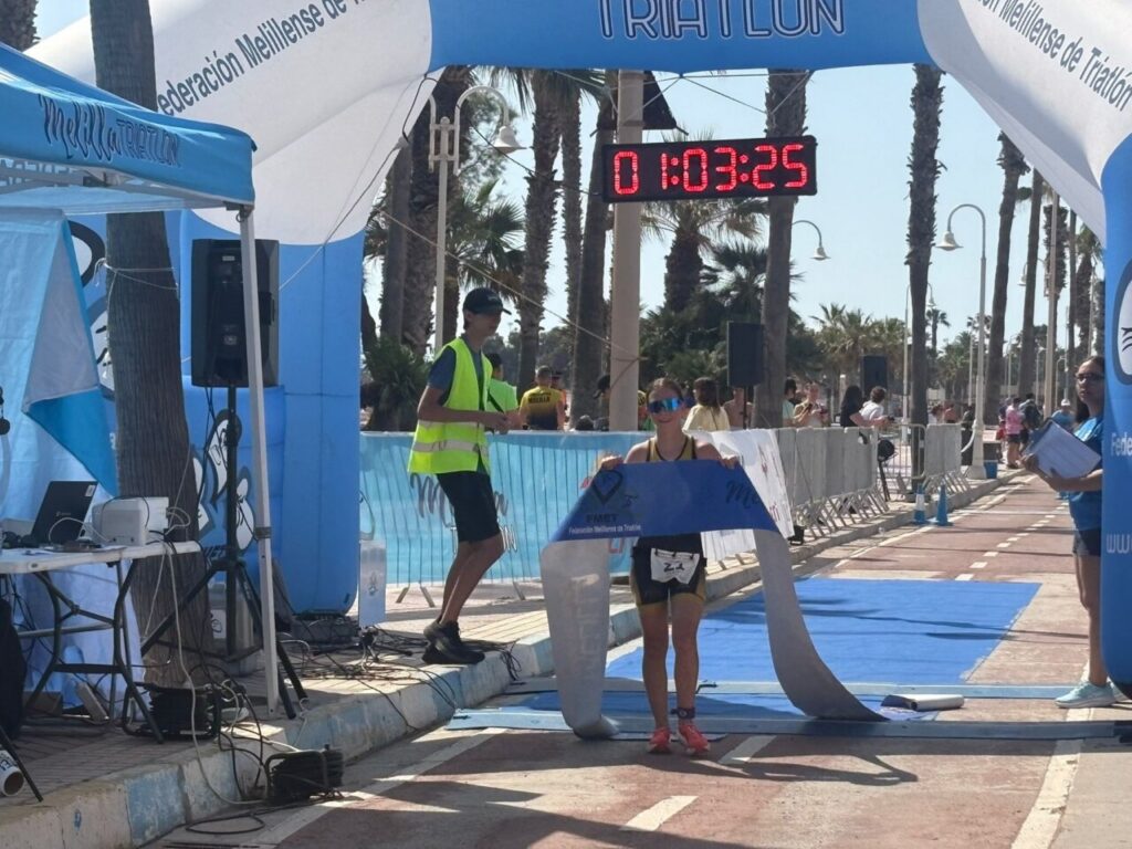 Competidora cruzando la meta en el Triatlón Supersprint Trimelilla