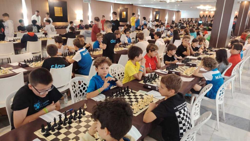 Niños jugando ajedrez en un torneo en Roquetas de Mar