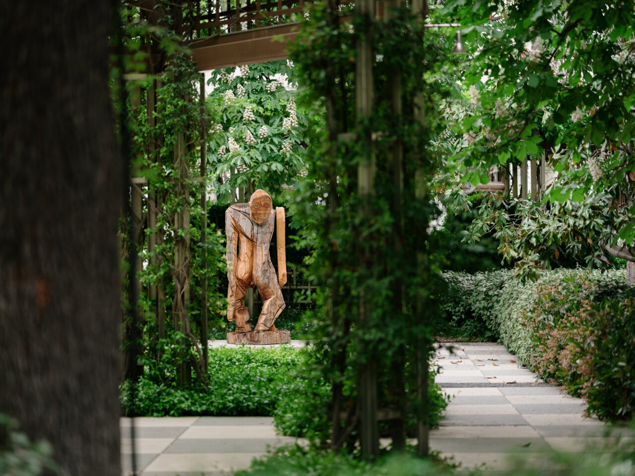Escultura de madera en el jardín de Banca March en Madrid
