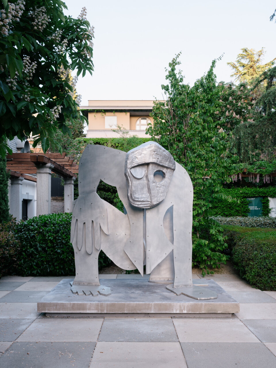 Escultura de Thomas Houseago en el jardín de Banca March en Madrid