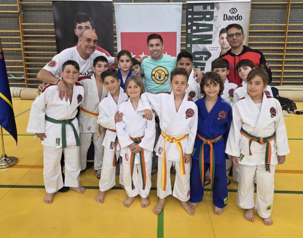 Grupo de niños y entrenadores de la Escuela KogyJudo en el torneo Villa de Móstoles