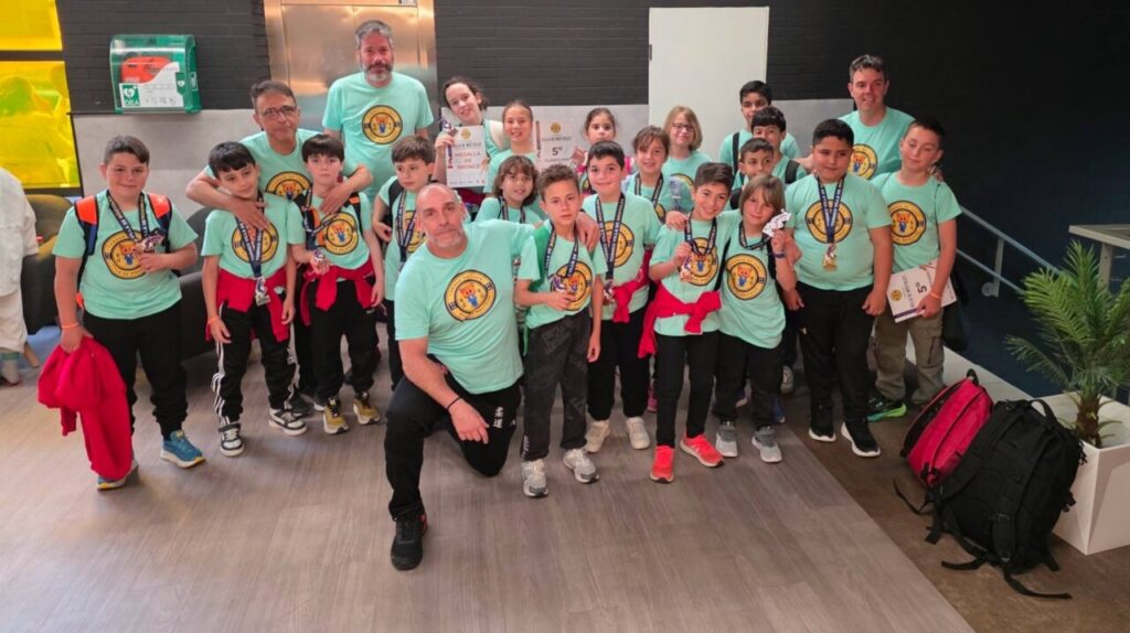 Grupo de niños de la Escuela KogyJudo con medallas en el torneo