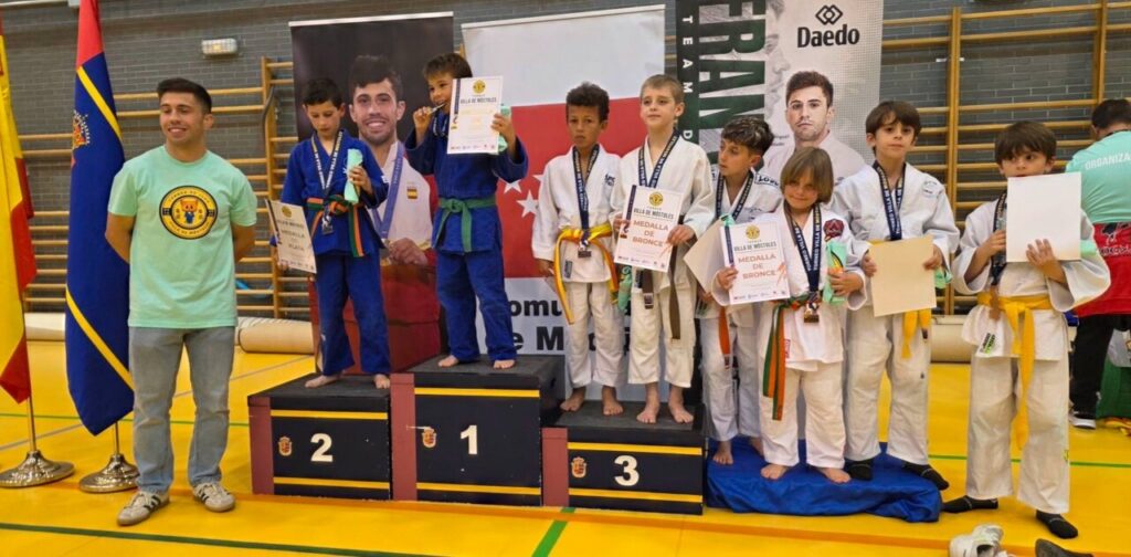 Niños de la Escuela KogyJudo en el podio del torneo Villa de Móstoles