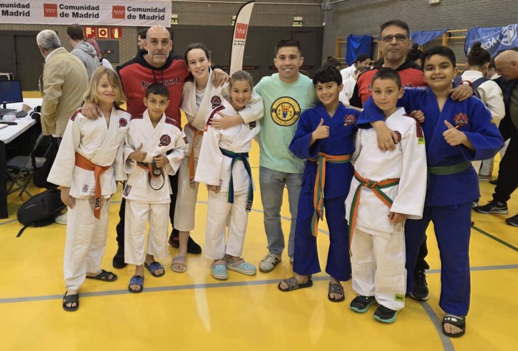 Grupo de niños y entrenadores de la Escuela KogyJudo en el torneo de Móstoles