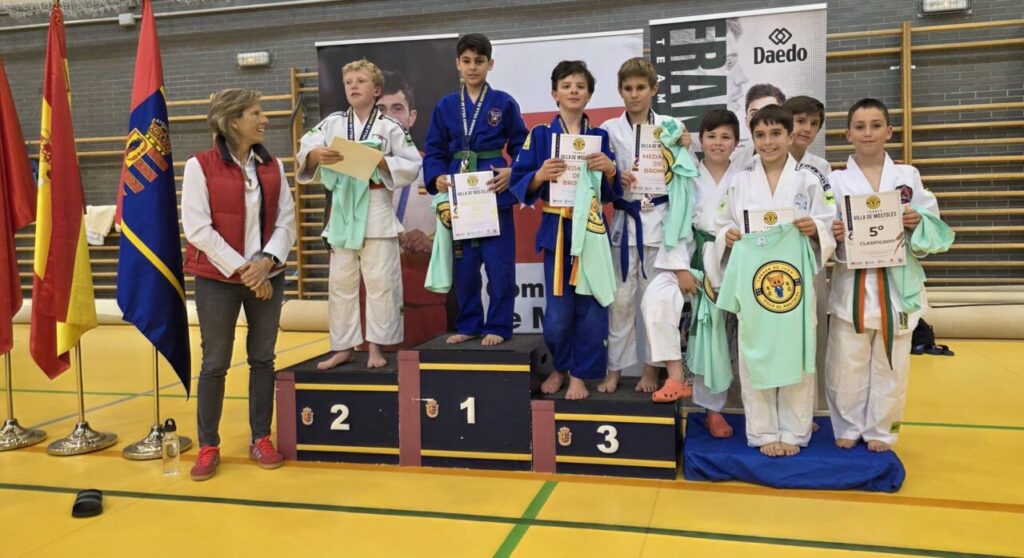 Judokas de la Escuela KogyJudo en el podio del torneo Villa de Móstoles