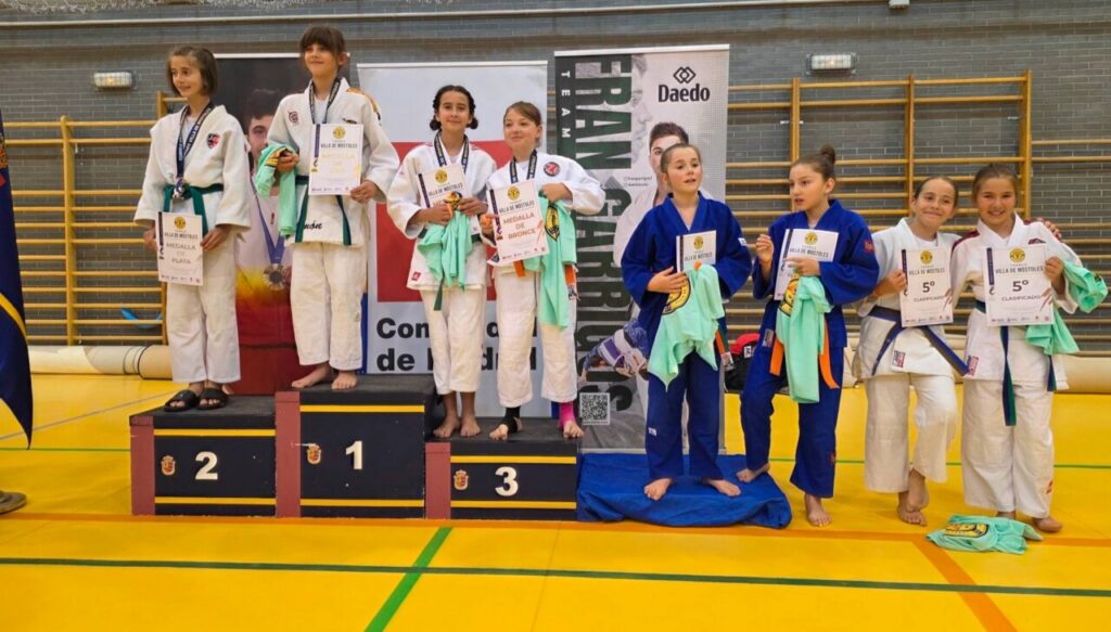 Judokas de la Escuela KogyJudo en el podio del torneo Villa de Móstoles