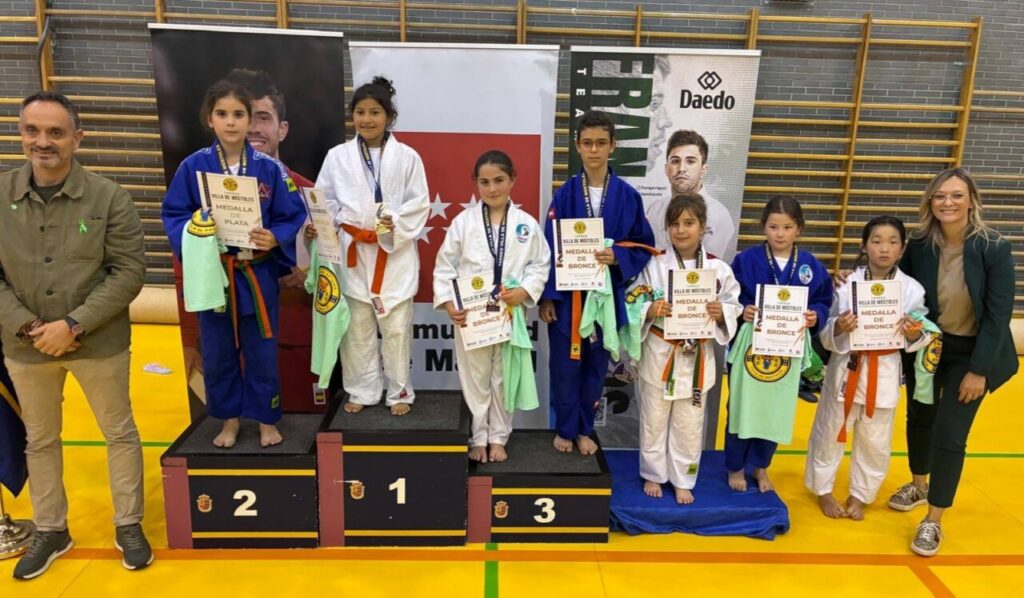 Judokas de la Escuela KogyJudo en el podio del torneo Villa de Móstoles