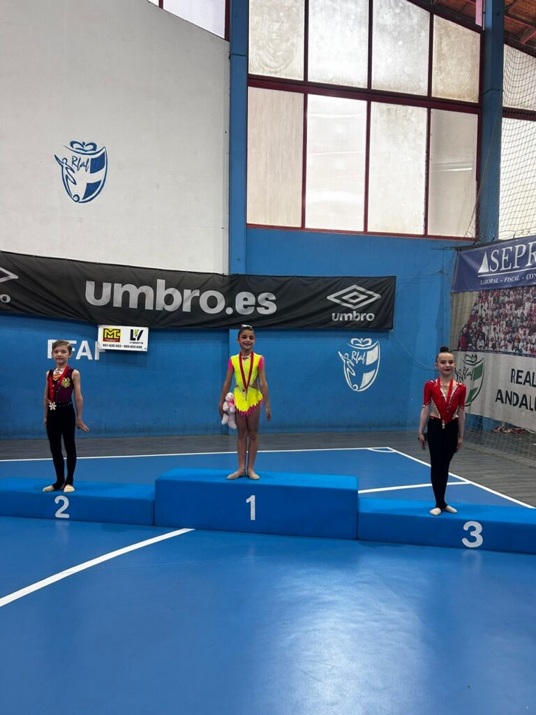 Gimnastas del Club Virka Melilla en el podio tras ganar medallas