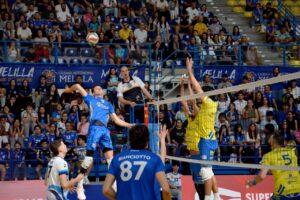 Jugadores del Club Voleibol Melilla compitiendo en un partido emocionante