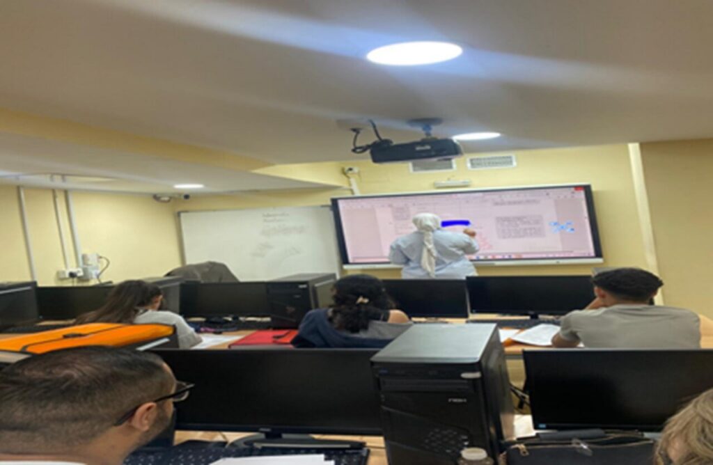 Clase de formación básica en Melilla con alumnos y docente