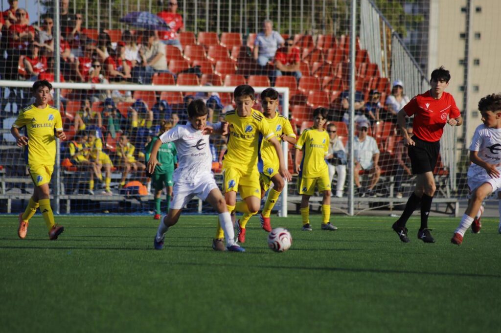 Jugadores de fútbol en un partido del Campeonato de España Sub-12 en Melilla
