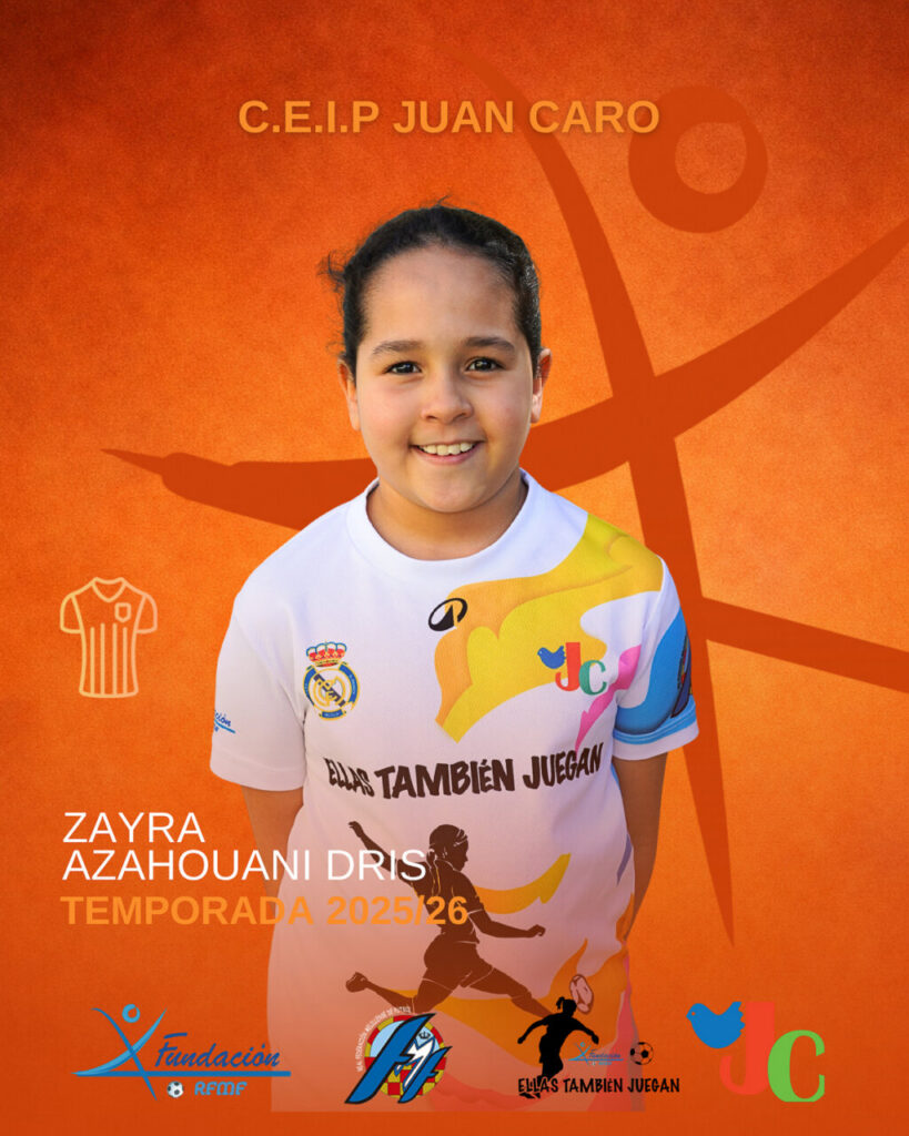 Niña sonriente con camiseta de fútbol del CEIP Juan Caro