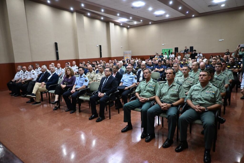Vista del salón de actos con autoridades y profesionales de la seguridad en Melilla