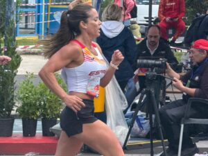 Atleta Adoración Alonso compitiendo en el Europeo Máster de Atletismo en Catania