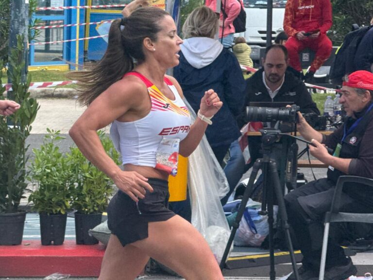 Atleta Adoración Alonso compitiendo en el Europeo Máster de Atletismo en Catania
