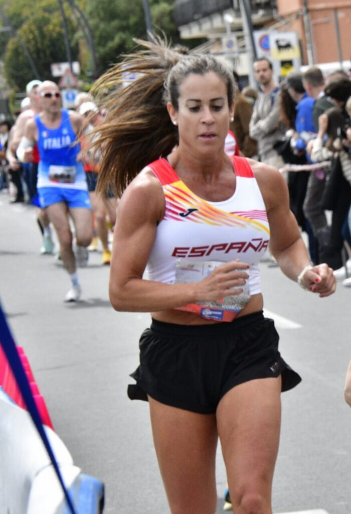 Atleta Adoración Alonso compitiendo en el Europeo Máster en Catania