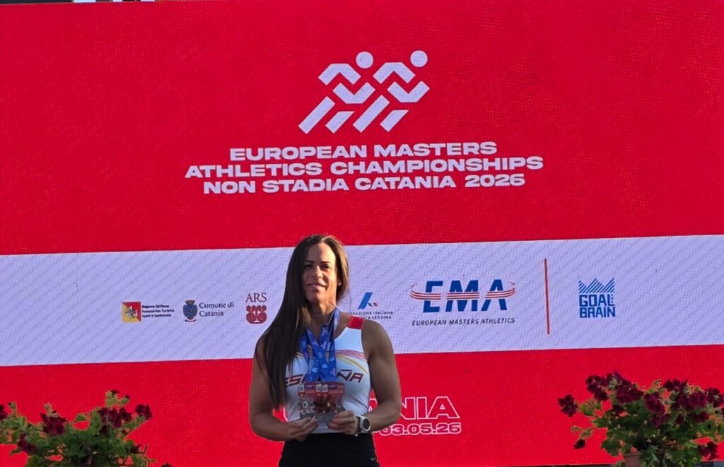 Adoración Alonso mostrando sus medallas en el campeonato europeo de atletismo
