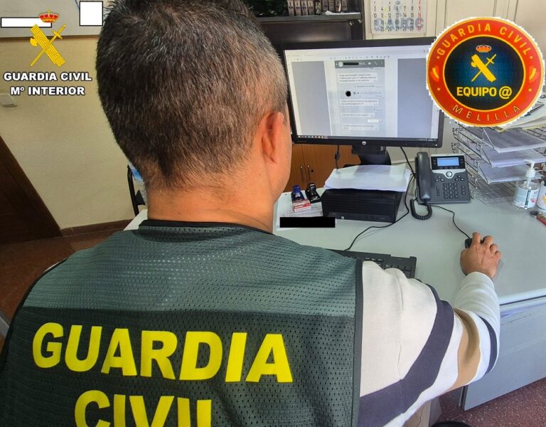 Agente de la Guardia Civil trabajando en un caso de estafa