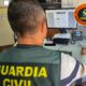 Agente de la Guardia Civil trabajando en un caso de estafa