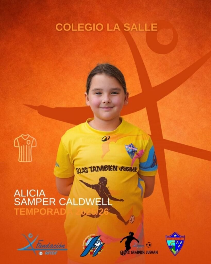Niña sonriente con camiseta amarilla del Colegio La Salle