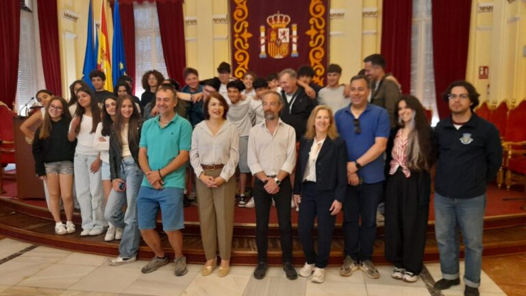 Grupo de alumnos portugueses y profesores en la Asamblea de Melilla