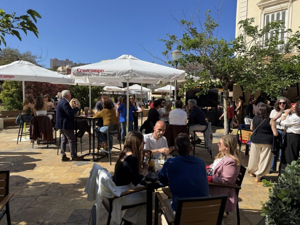 Gente disfrutando en una terraza durante el evento del Orgullo Norte de África.