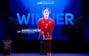 Andrea Mirón recibiendo el premio a mejor jugadora de fútbol playa 2025