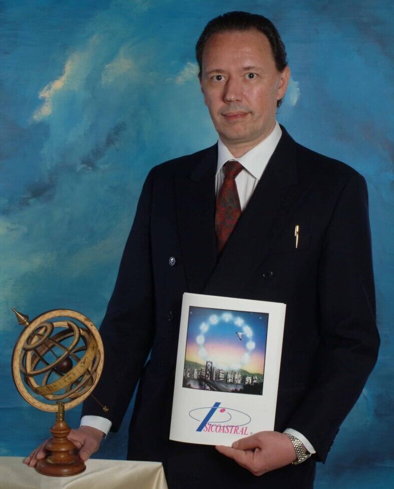Antonio Fernández-Fígares con un globo terráqueo y una carta astral