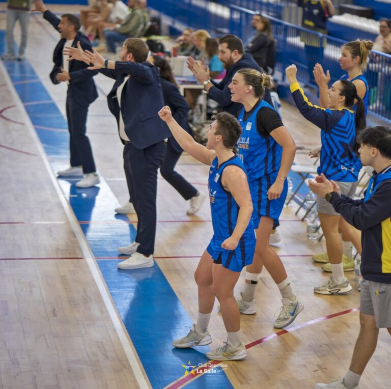 Jugadores y entrenadores animando en el partido de baloncesto
