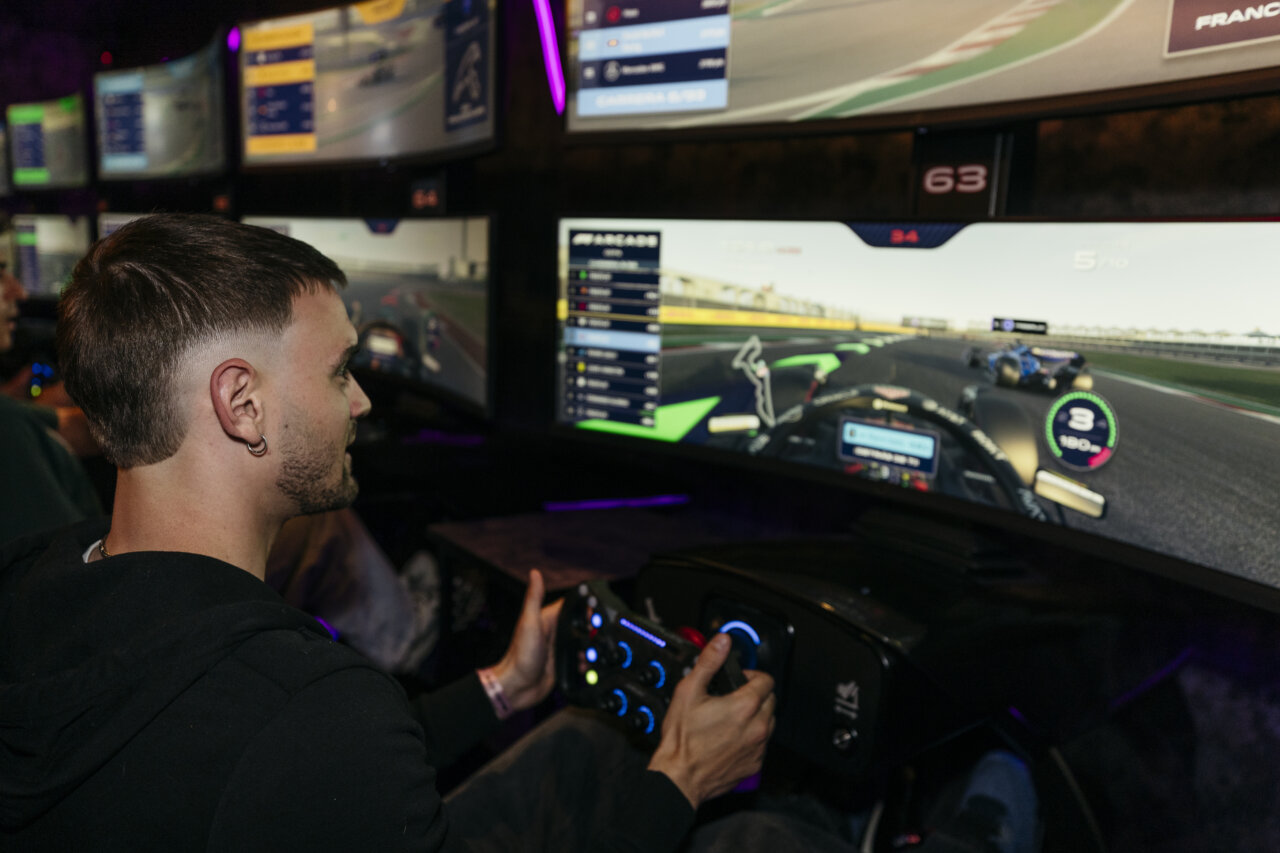 Jugador disfrutando de un simulador de carreras en Madrid