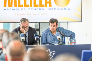 Reunión de la U.D. Melilla durante asamblea informativa tras descenso