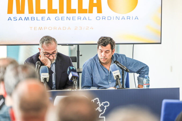 Reunión de la U.D. Melilla durante asamblea informativa tras descenso