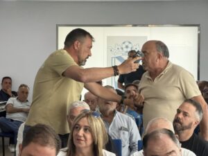 Reunión de la U.D. Melilla con aficionados en asamblea