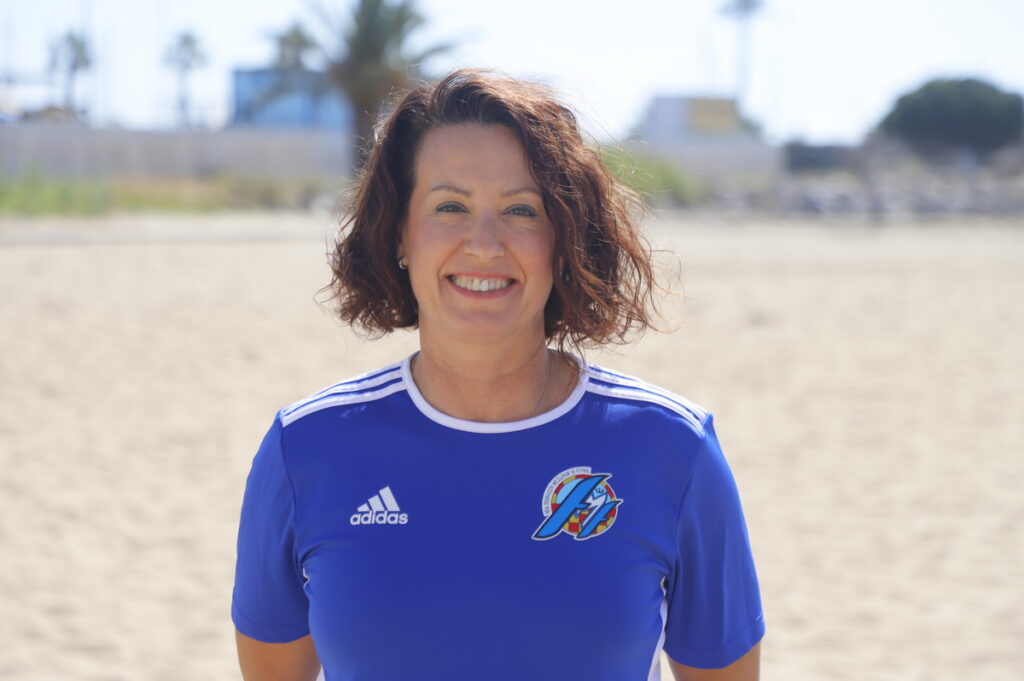 Entrenadora Raquel Navarro en la playa durante el campeonato de fútbol playa.