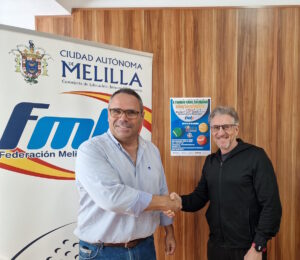 Dos hombres estrechando manos en un evento deportivo en Melilla