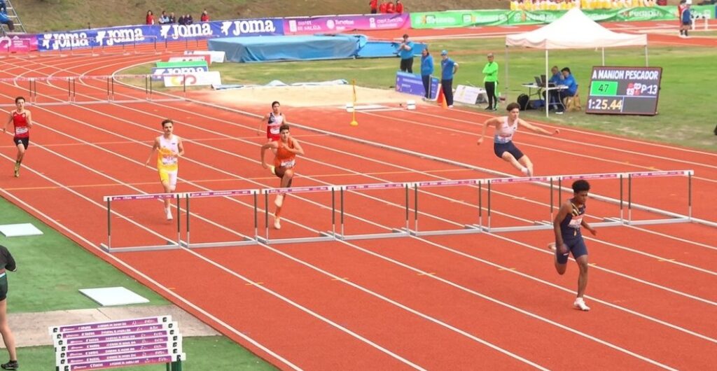 Atletas compitiendo en una carrera de vallas en el Campeonato de España Sub-16 en Ourense.