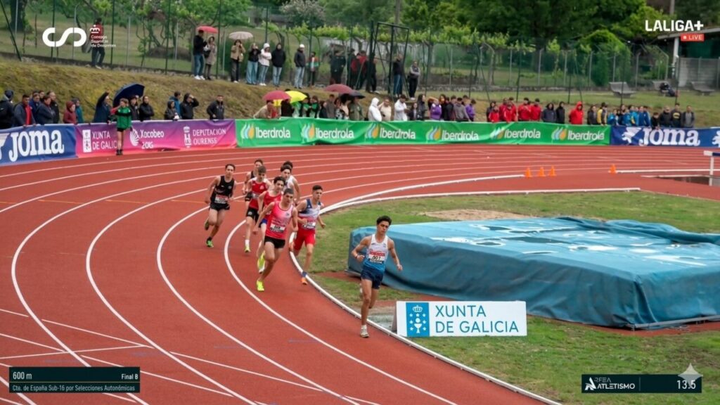 Atletas compitiendo en la final B de 600 metros en Ourense