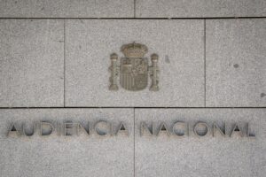 Placa de la Audiencia Nacional en la fachada del edificio