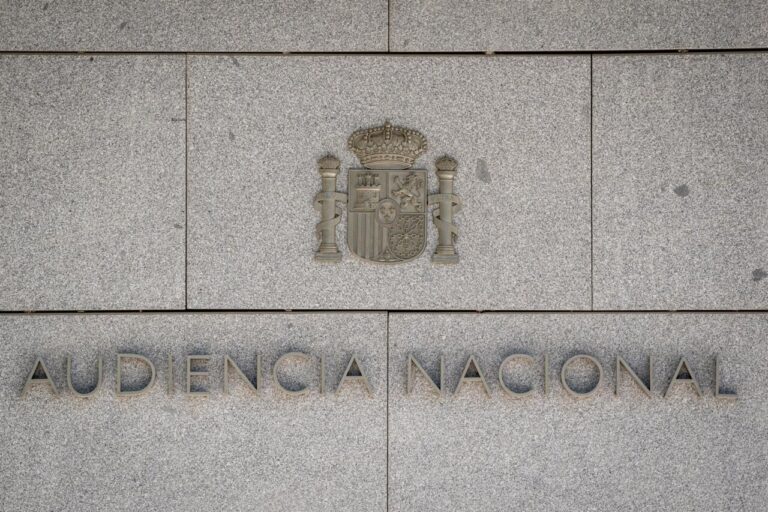 Placa de la Audiencia Nacional en la fachada del edificio