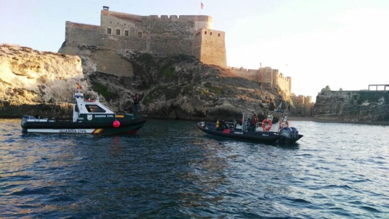 Dos embarcaciones de la Guardia Civil cerca de la costa de Melilla
