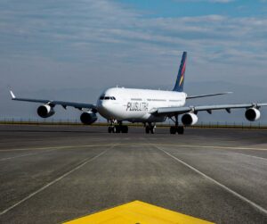 Avión de la aerolínea Plus Ultra en la pista de aterrizaje