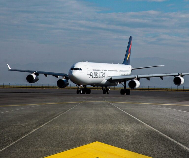 Avión de la aerolínea Plus Ultra en la pista de aterrizaje