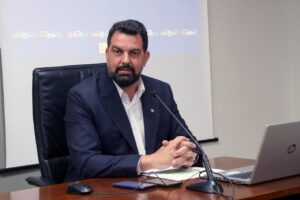 Hombre sentado en una mesa con computadora y micrófono en Melilla