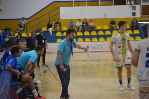 Entrenador Oriol Ferré dirigiendo un partido de balonmano en Melilla.