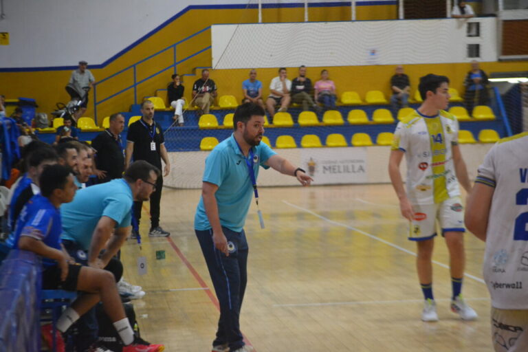Entrenador Oriol Ferré dirigiendo un partido de balonmano en Melilla.