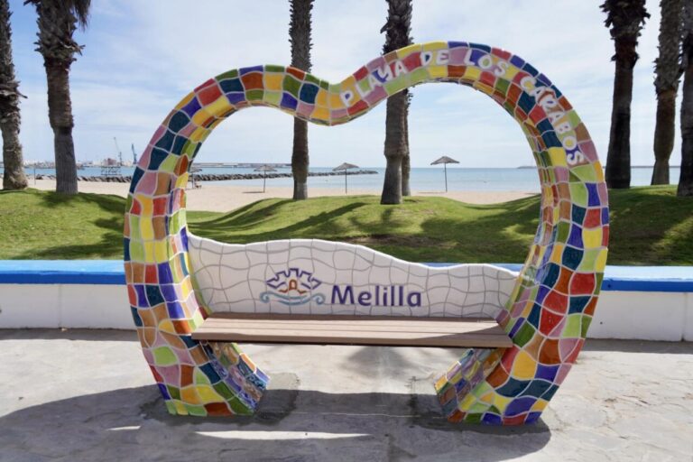 Banco ornamental en la playa de los Cárabos en Melilla