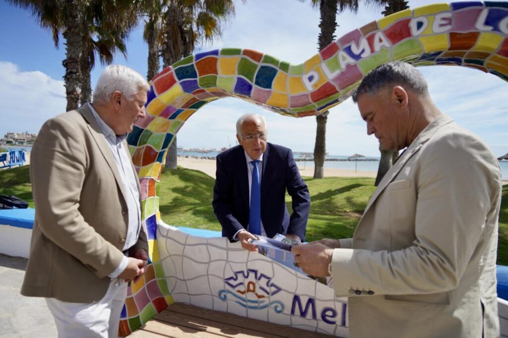 Nuevos bancos ornamentales junto a la playa de los Cárabos en Melilla.