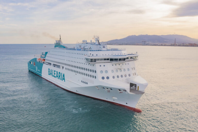 Barco de Balearia navegando en el mar cerca de Almería