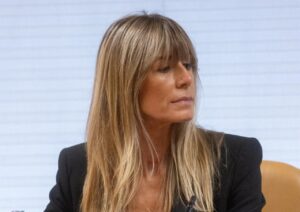Begoña Gómez durante una conferencia con un blazer verde