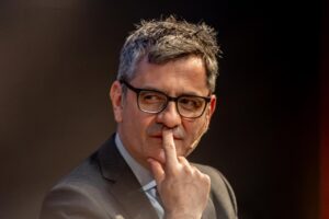 Félix Bolaños hablando en un programa de televisión sobre el caso mascarillas